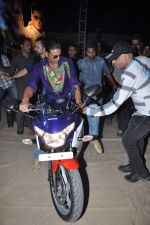 Akshay Kumar at Khiladi 786 promotions in Mithibai College on 27th Nov 2012 (19).JPG